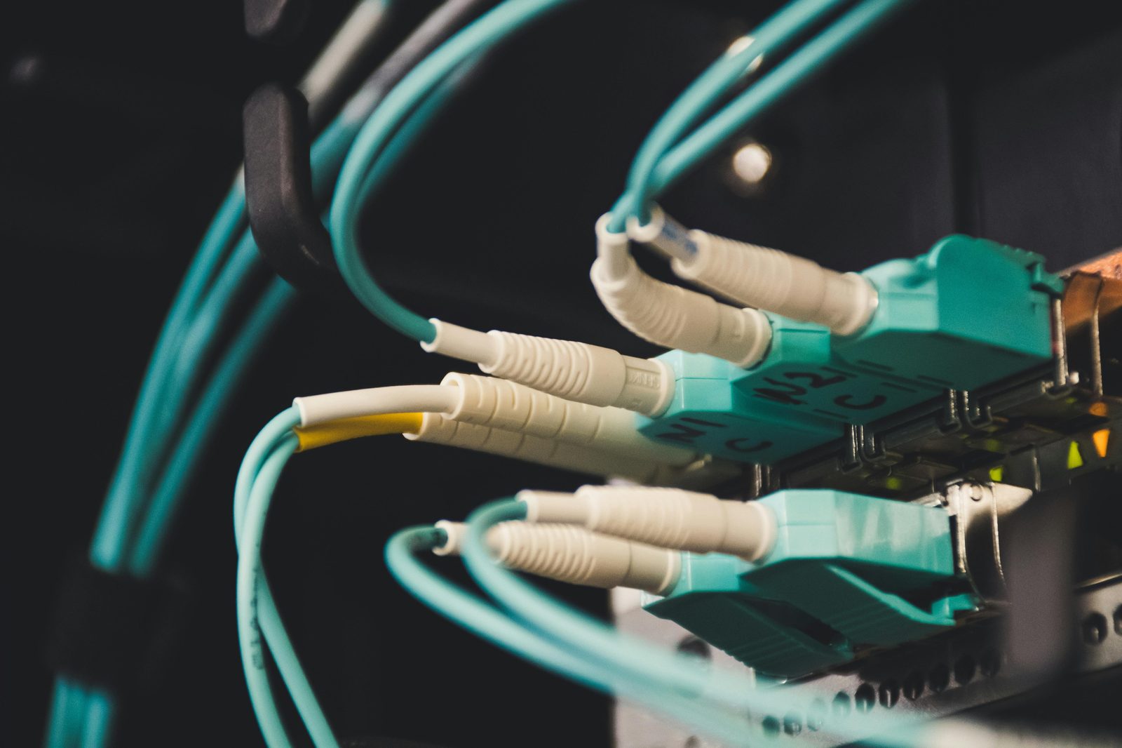 Kabel und Internetanschluss als Symbol für Umzug
